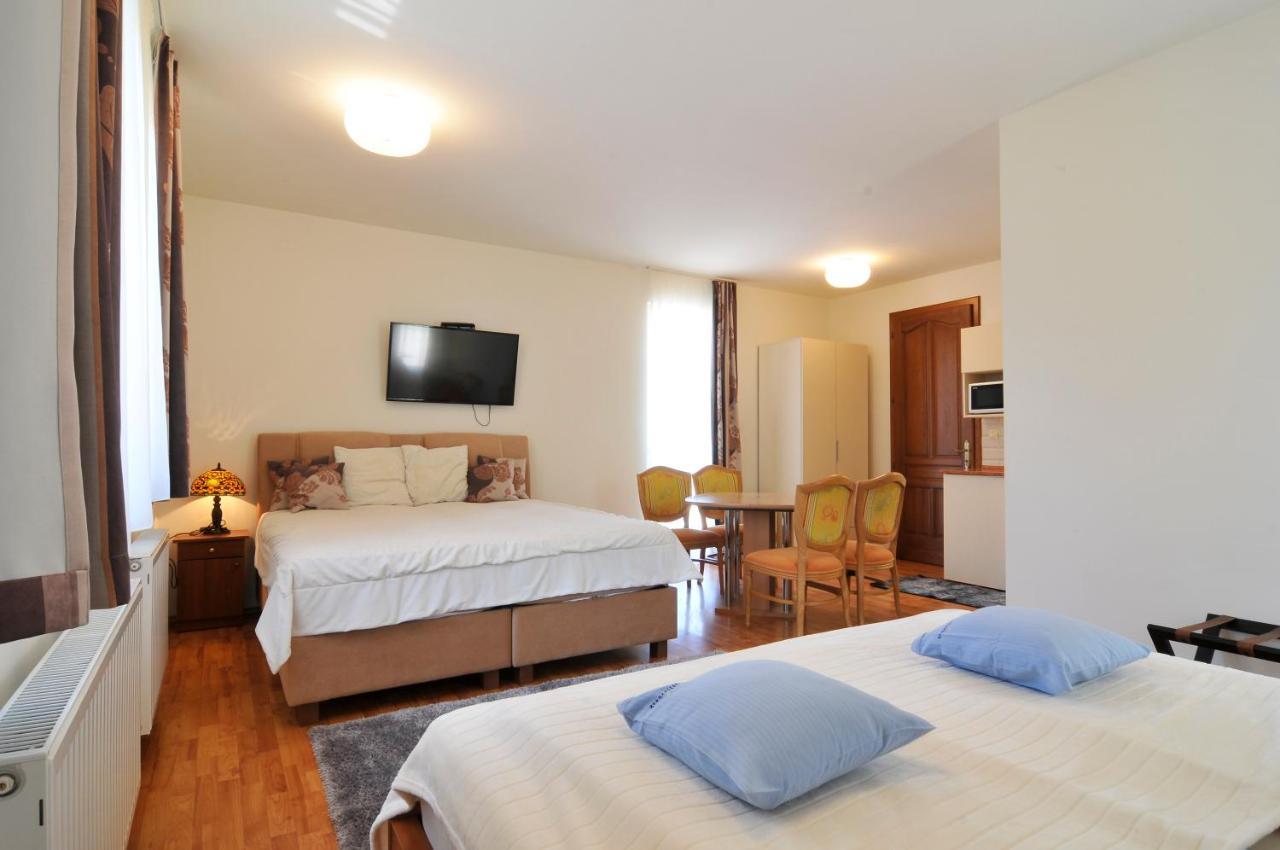 שיופוק Farkas Apartman מראה חיצוני תמונה
