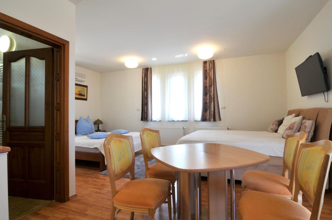 שיופוק Farkas Apartman מראה חיצוני תמונה