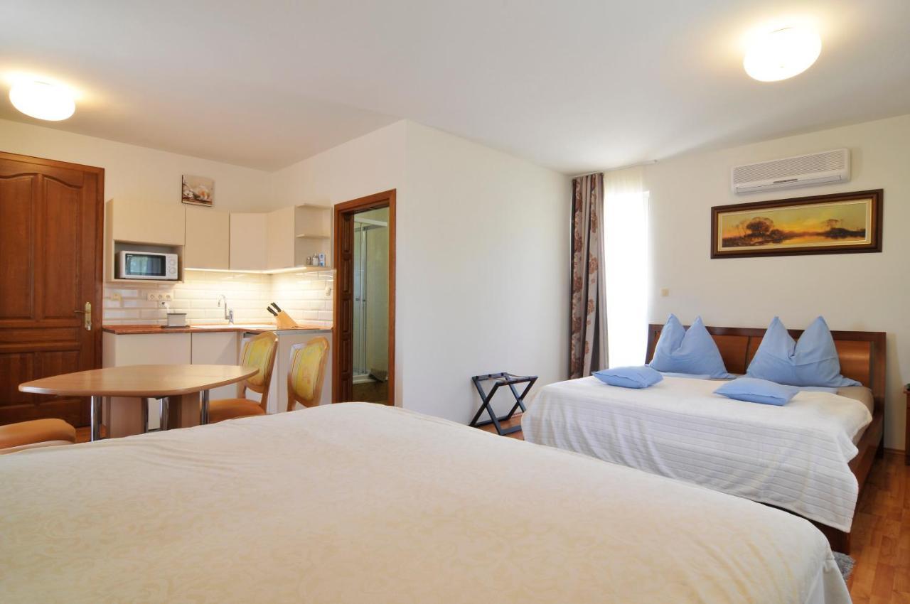 שיופוק Farkas Apartman מראה חיצוני תמונה